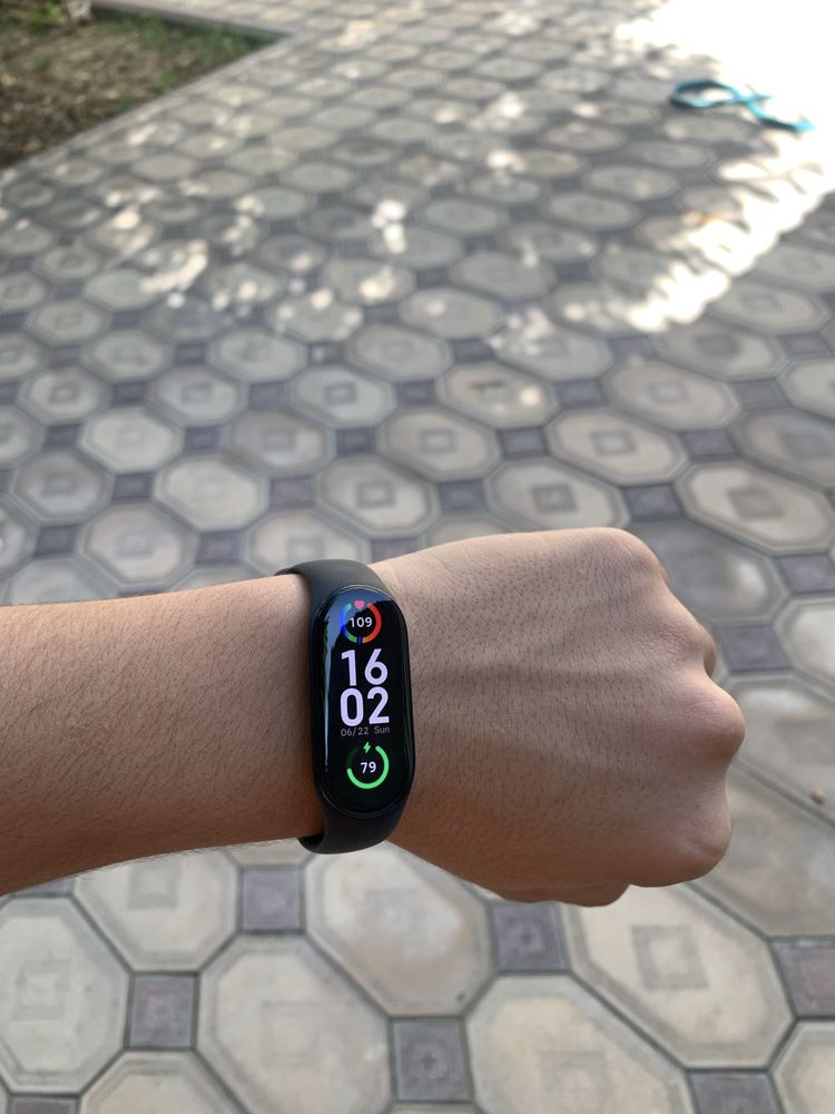 MI band 7 pochti yengi
