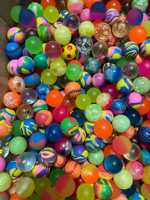 Automat pentru mingi și jucării