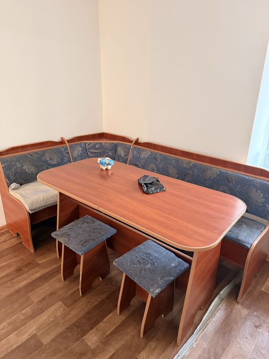 угловой кухонный стол