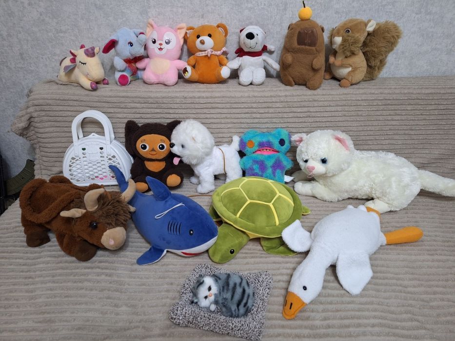 Много разных мягких игрушек