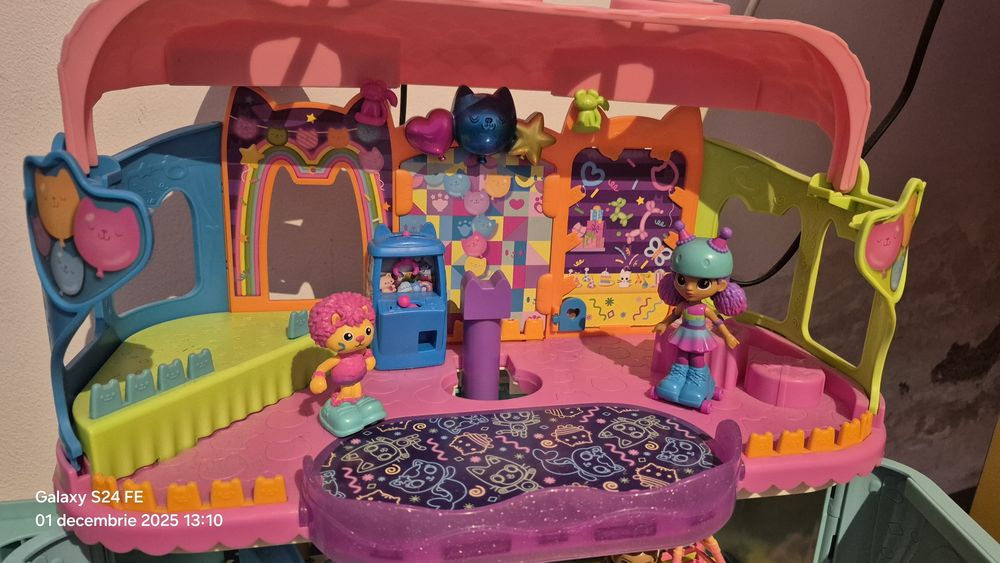 Casa de păpuși Gabby s Dolhouse cu etaj superior de petrecere