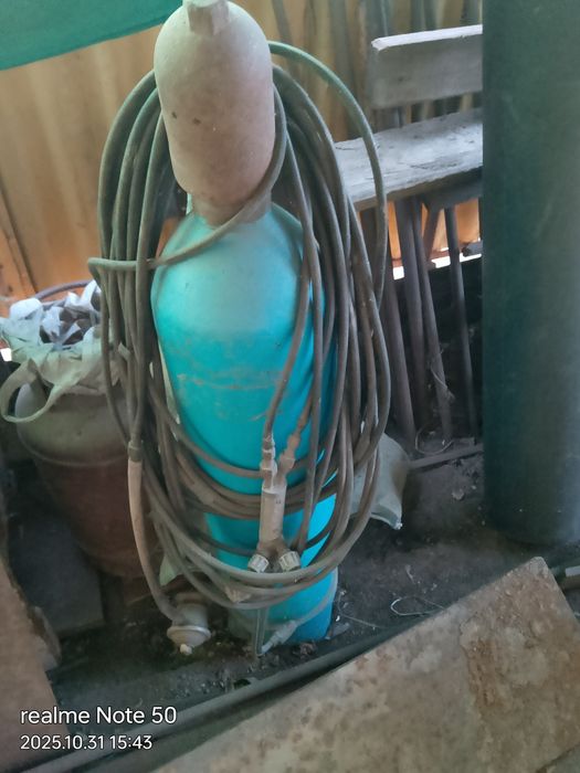 Продам срочно кислордный и газовый балон