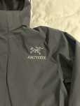 Geaca Arc’Teryx culoare gri, noua cu etichetă