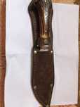 Cutit de vanatoare cu maner de corn de cerb.