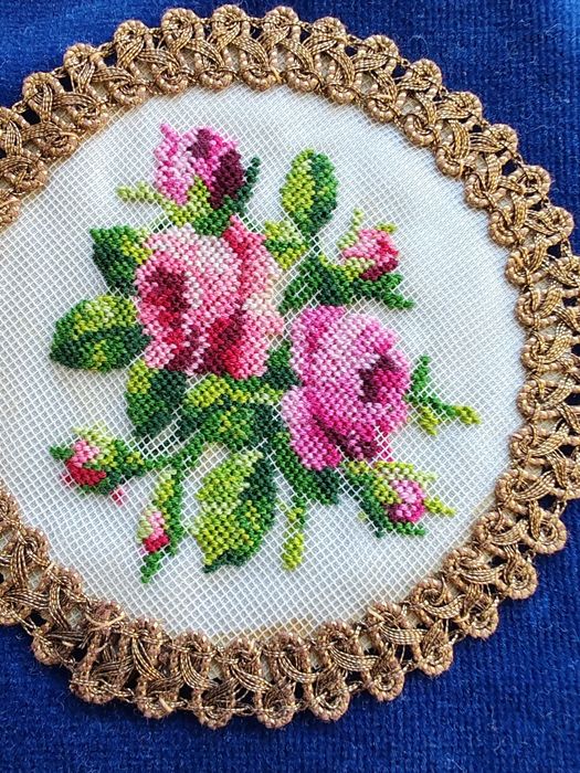 Catifea  si  broderie ,  handmade pentru vitrina