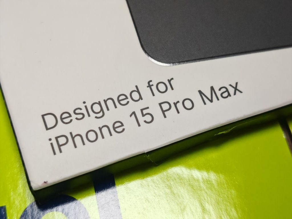 ЗАПЕЧАТАН Стъклен протектор iPhone 15 Pro Max CELLY Privacy