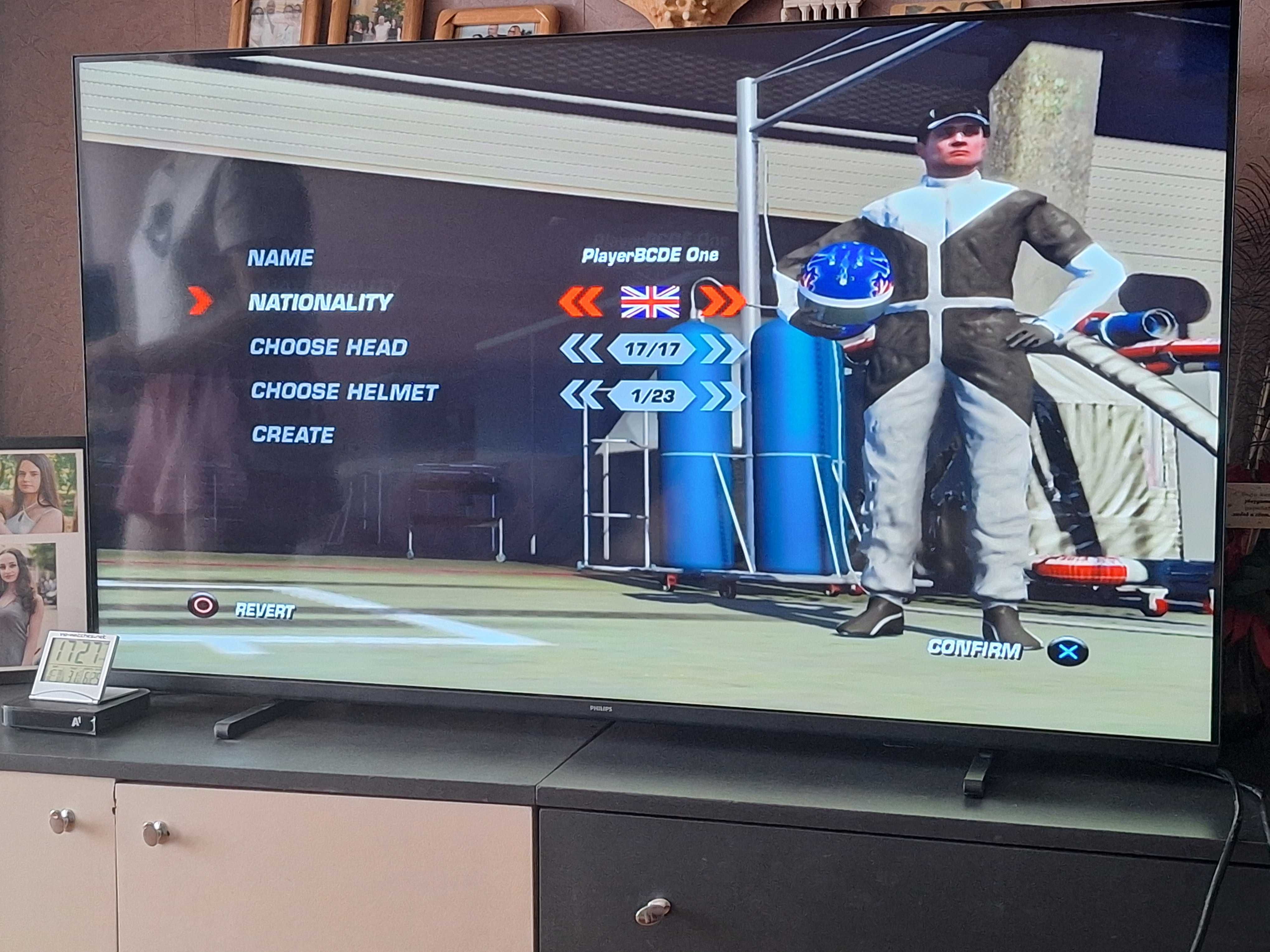 PS3 конзола, два контролера и три игри
