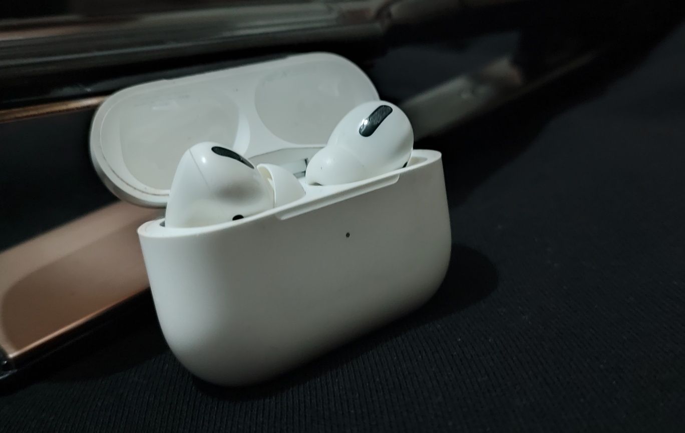 Наушники Apple AirPods Pro with Magsafe Charging Case белый