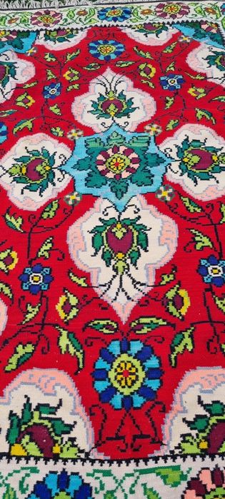 Covor din lână țesut impecabil