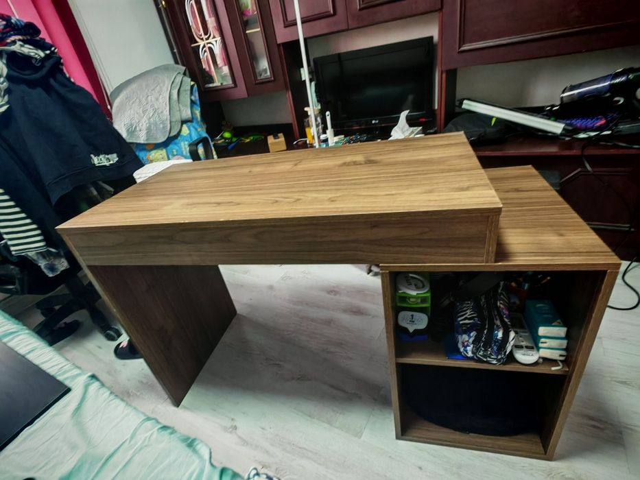 Birou maro cu spatii de depozitare