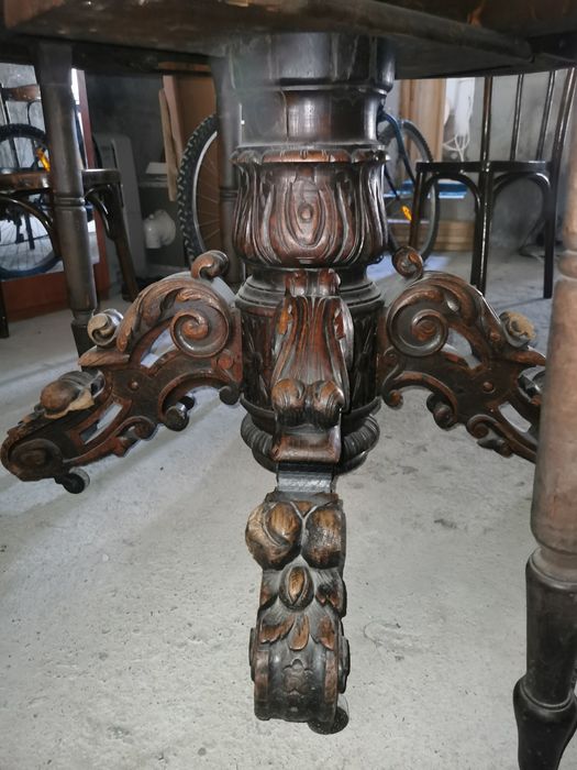 De vânzare mese vechi cu sculptură deosebită