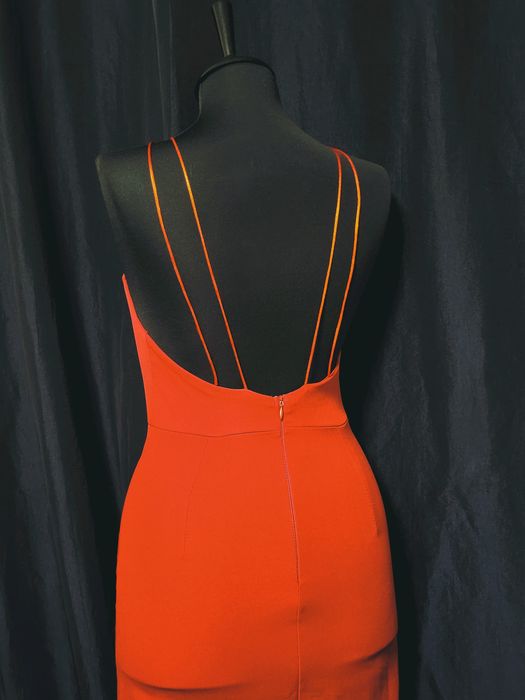 Rochie roșie cu spatele gol