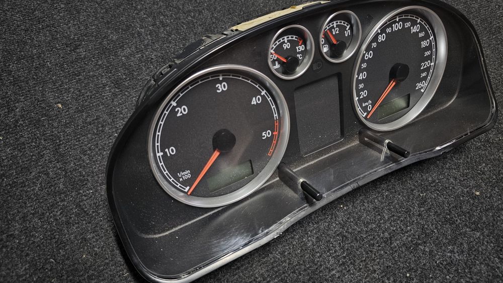 Ceasuri de bord originale Volkswagen Passat B5.5 1.9TDi

Stare buna 
A