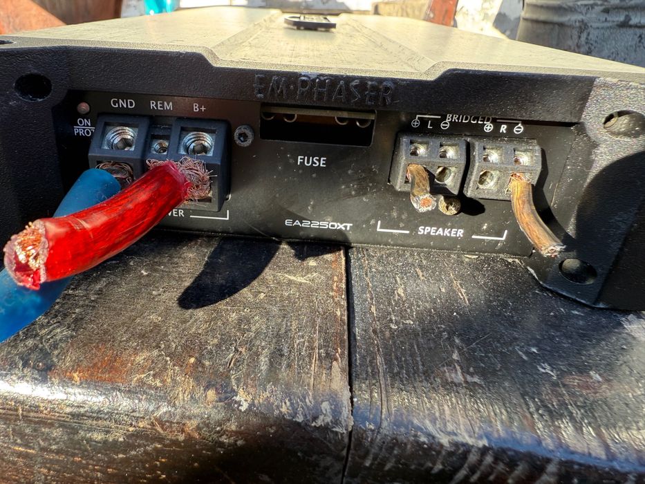 Усилвателят е от марката EMPHASER