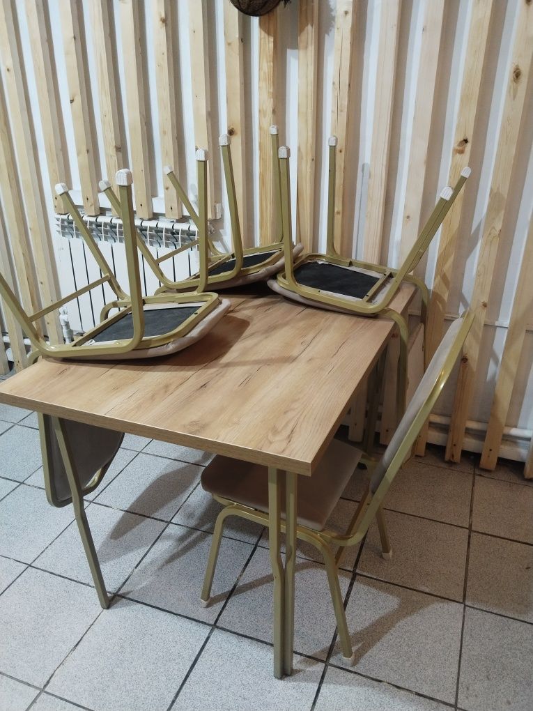 Продам столы 8 комплектов.