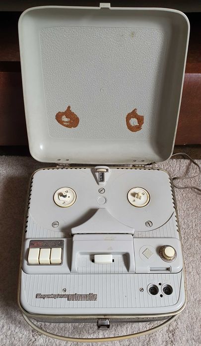 Magnetofon Telefunken pe lampi