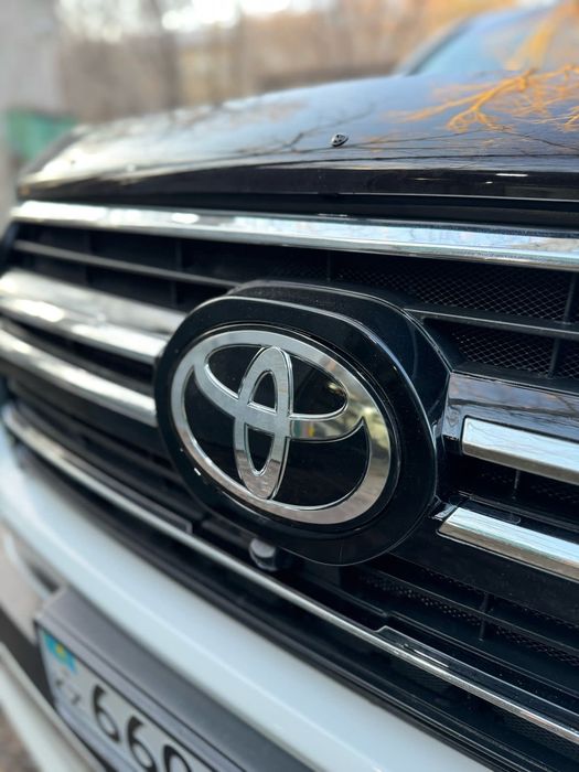 Значок в решетку радиатора Toyota land cruiser 200 lx570