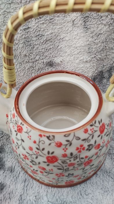 Порцеланов чайник и чаша с капак