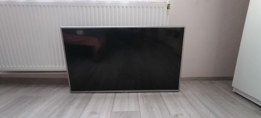 Vând TV LG Smart