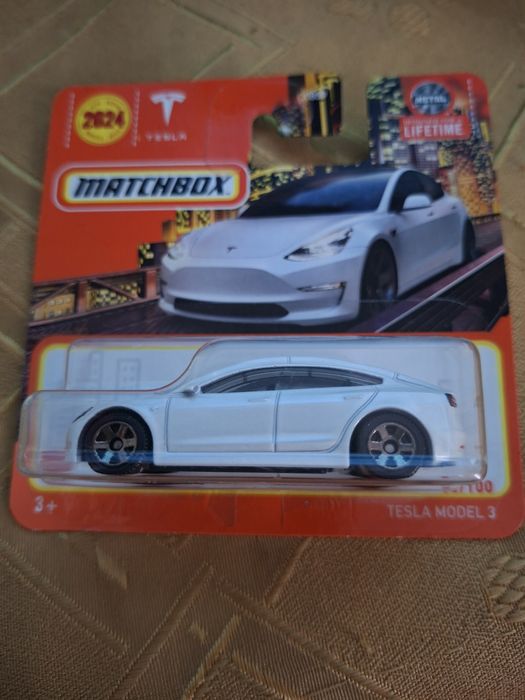 Продават се чисто нови