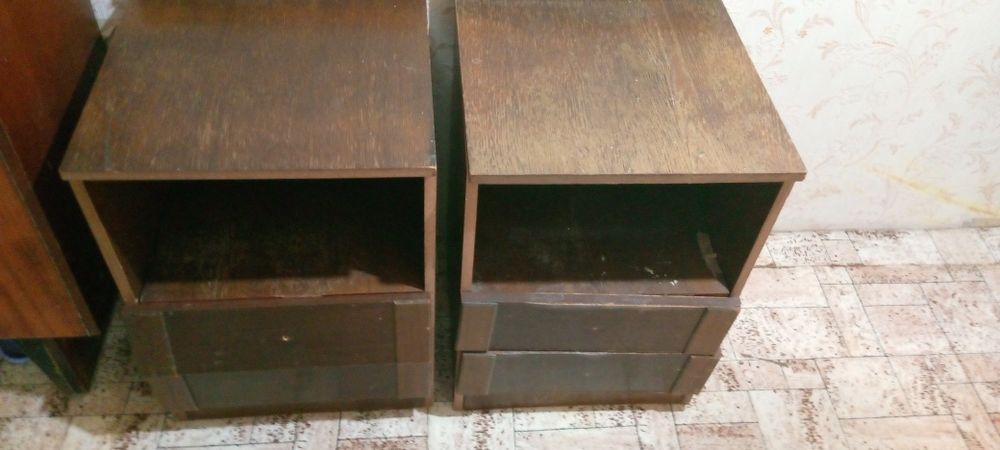 Две тумбочки прикроватные