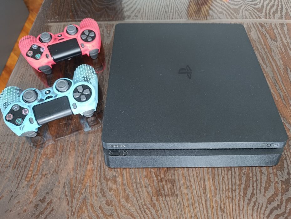 Play Station 4 Slim 1TB  и 2 контролера