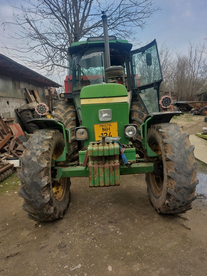 Vând John Deere 3140