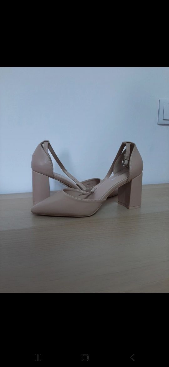 Pantofi cu toc nude noi