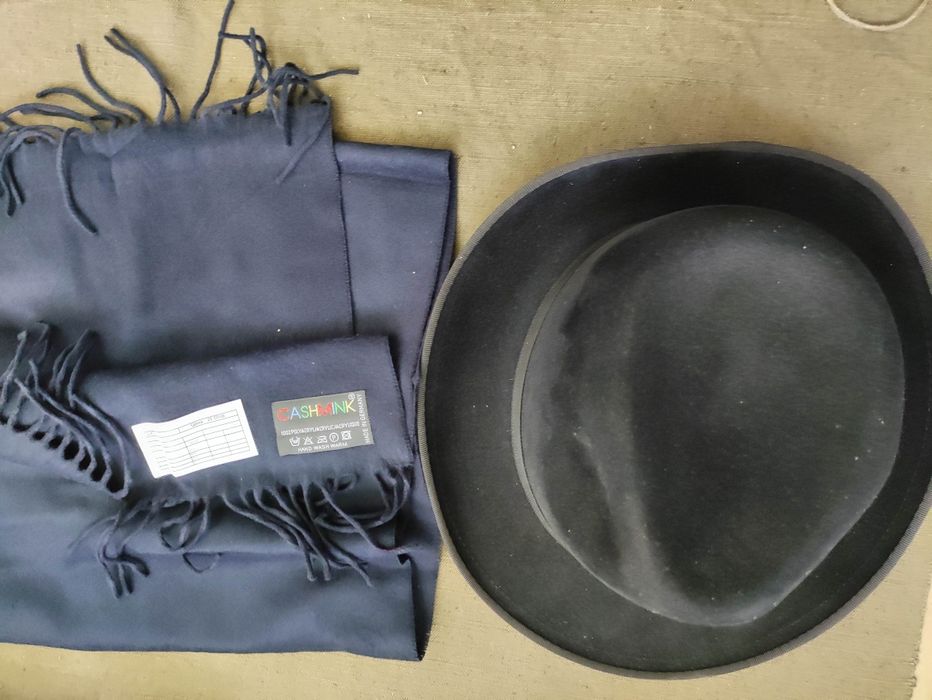 Продавам  елегантна шапка на Ирина Сардарева
и шал Cashmink Германия