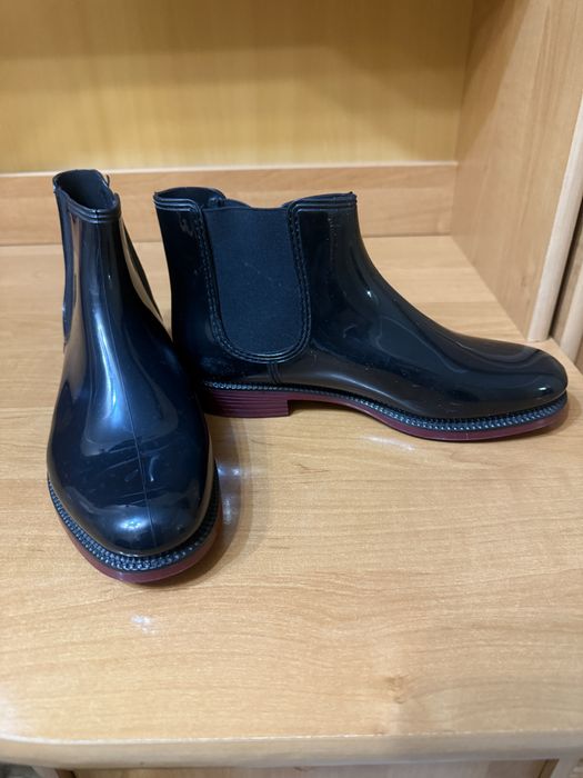 Продам резиновые сапоги новые