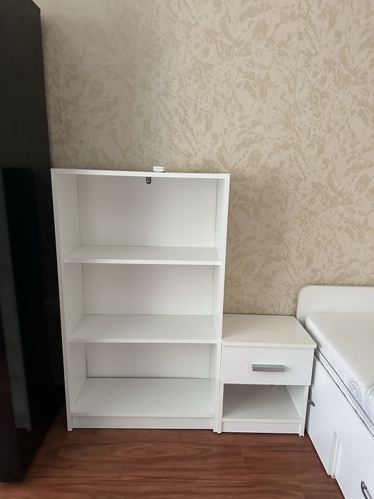 Детска спалня: гардероб секция и нощно шкафче