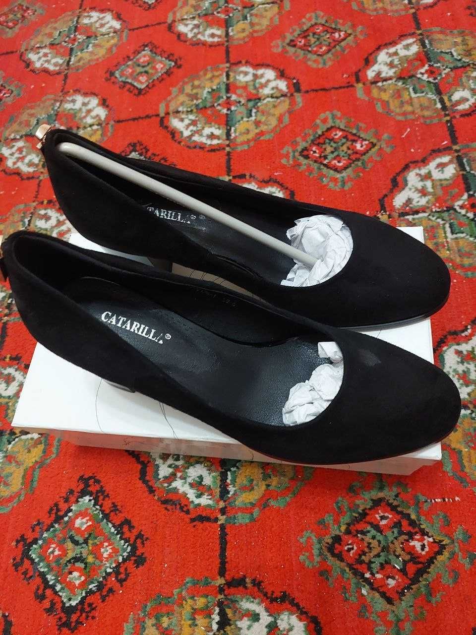 Замшевые черные женские туфли на каблуке новые
