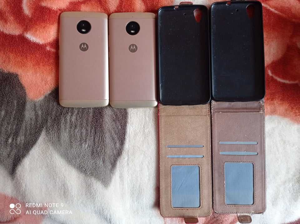 2 броя телефони Motorola Moto G5 - с калъфчета