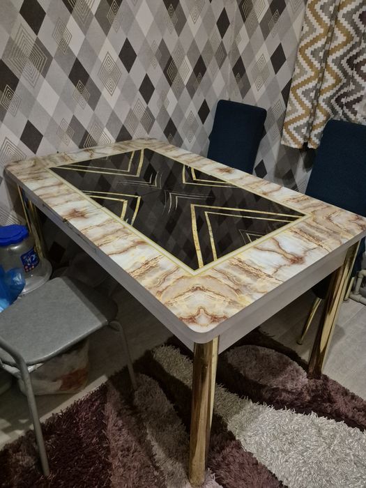 Продаётся стол со стулями