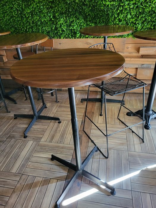 Високи бар маси и столове, ниски маси, кресла, декоративна зеленина