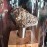 Meteorit veritabil 151 grame cu vitrina muzeu de prezentare