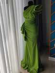Vand/Inchiriez Rochie sirena verde cu volane si crapatura picior