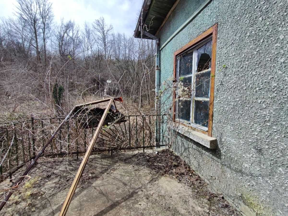 Двуетажна къща с двор в с. Шарани