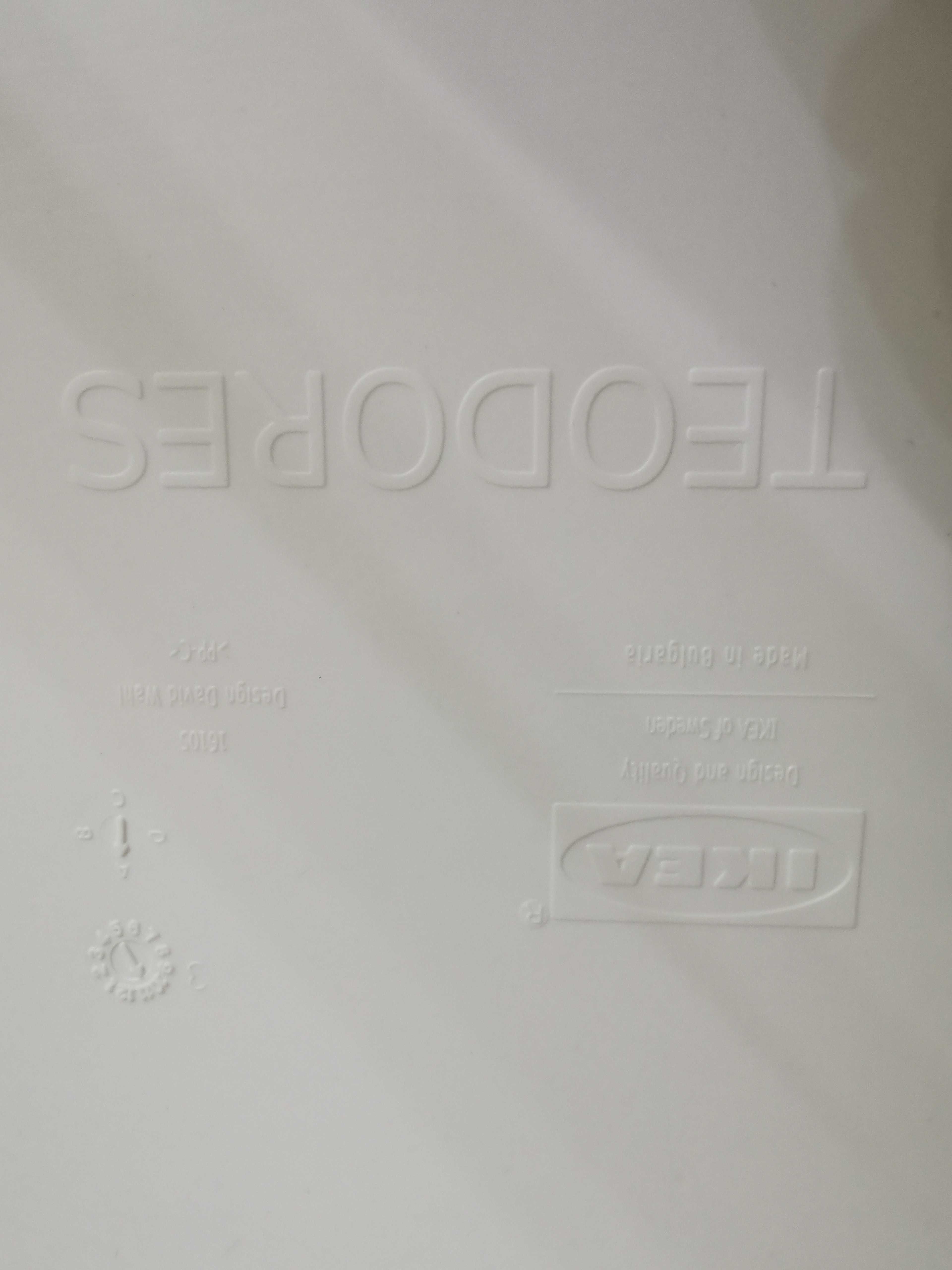 Продавам 3 бели кухненски стола на IKEA