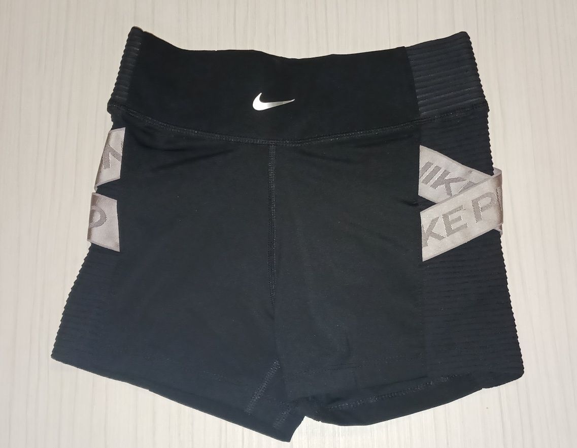 Pantaloni scurti Nike pro-marime Xs