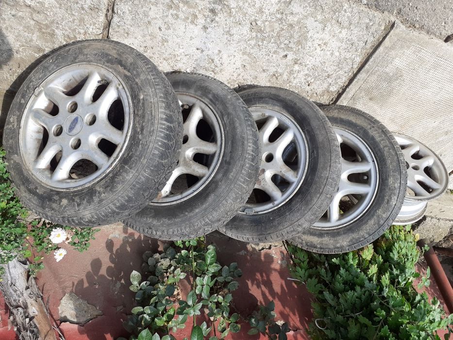 Vand 4 roti de aluminiu cu cauciucuri de vara