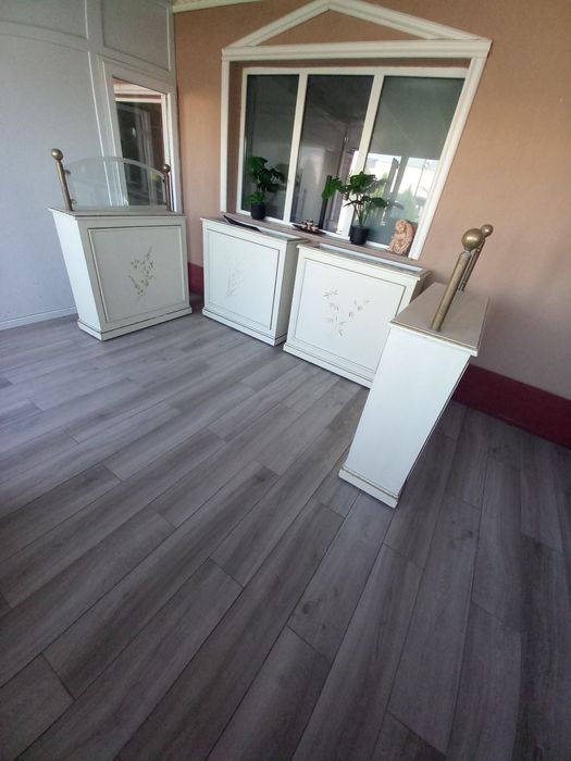 Mobilier consola decorativ