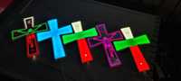 Светещ кръст в различни цветове.