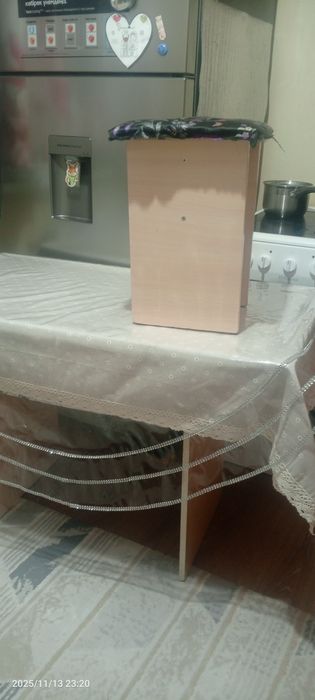 Стол стулья в нормальном состояние