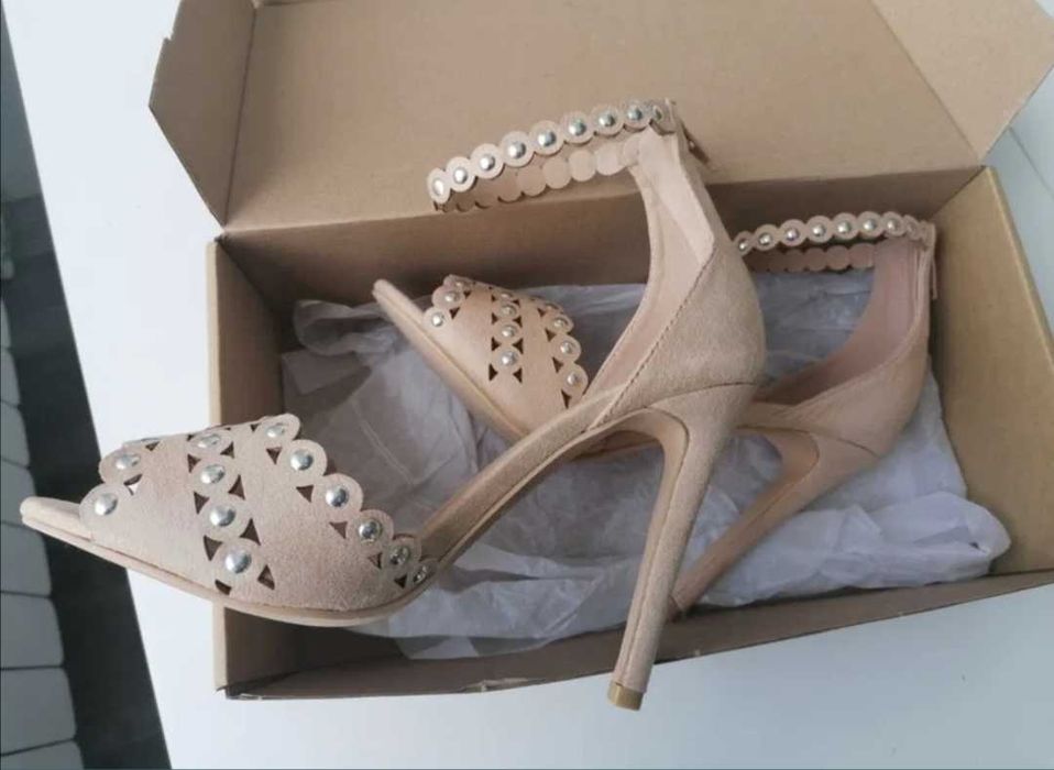 Дамски сандали с ток