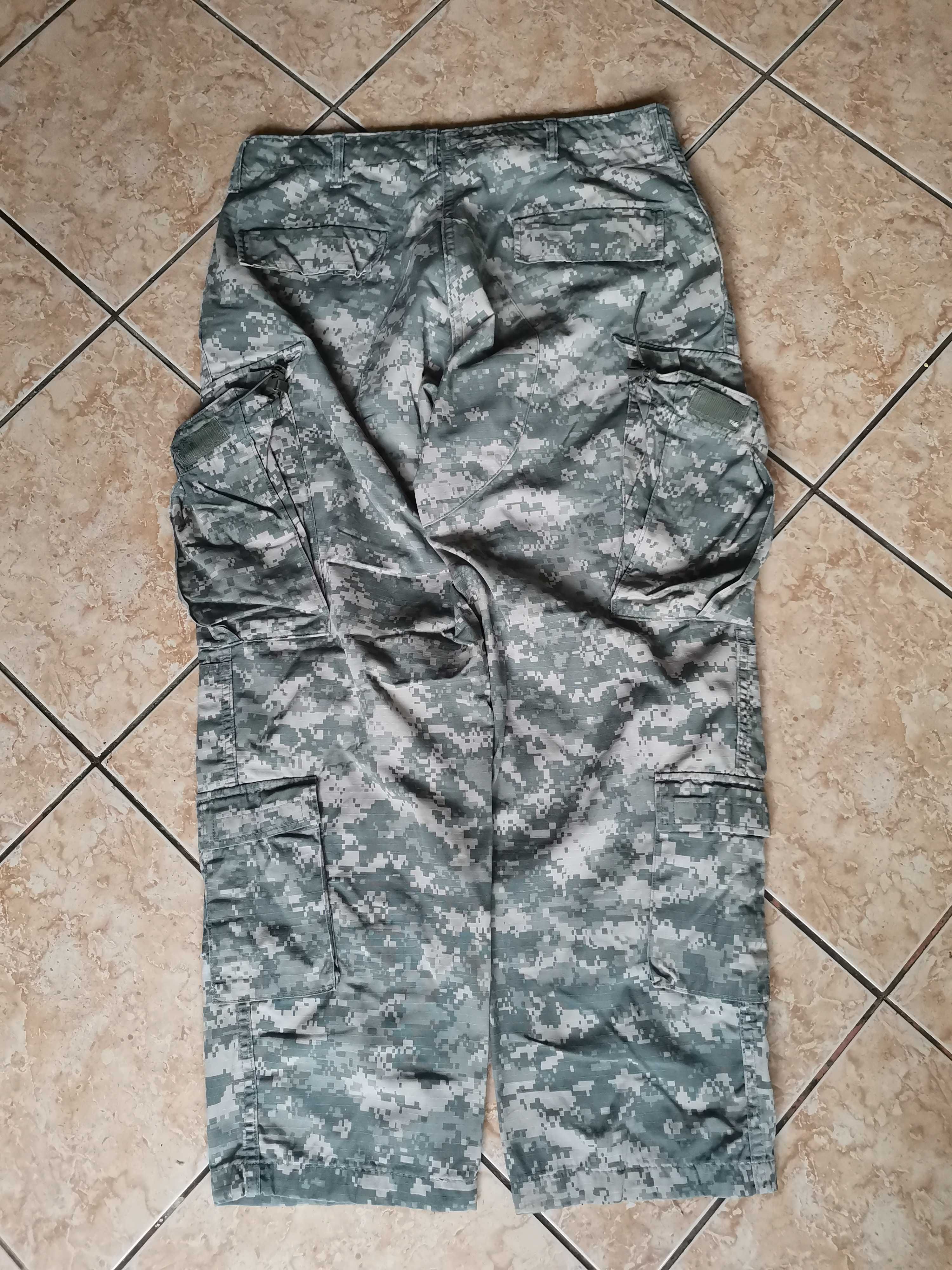 Pantaloni de vanatoare sau pescuit, tip Army