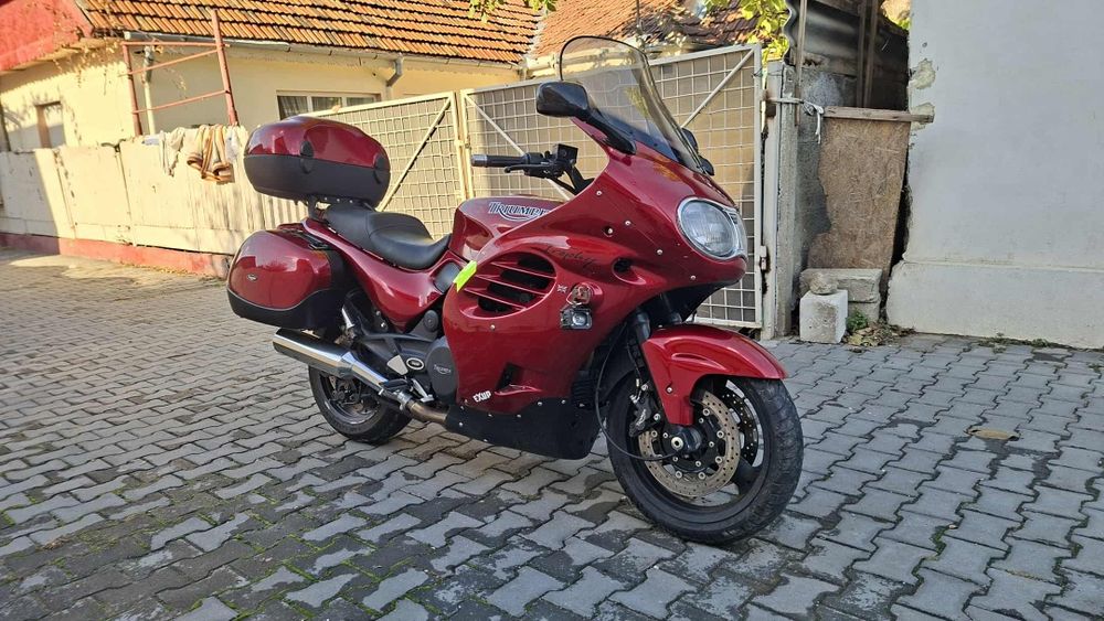 Vând motoreta triumph