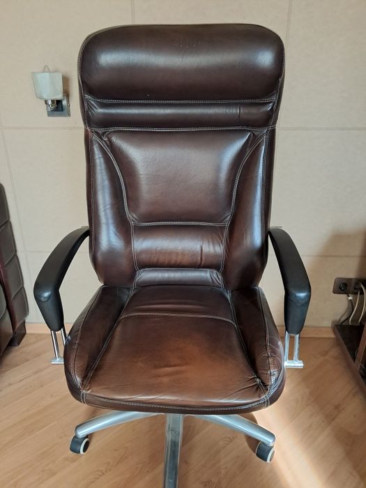 Офисное кресло кожаное