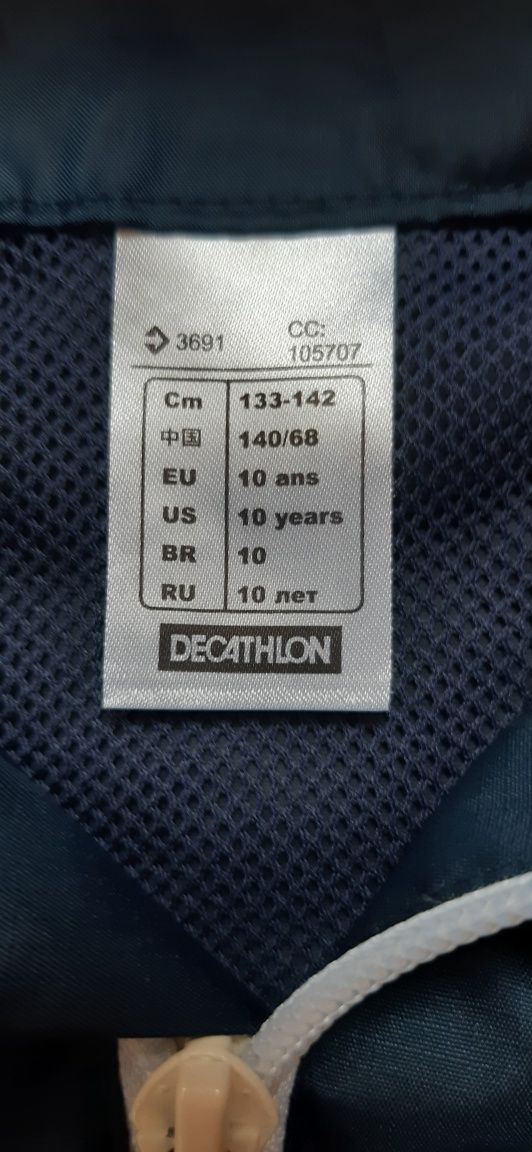 Geaca și 4 tricouri marimea 140, pentru 10 ani.