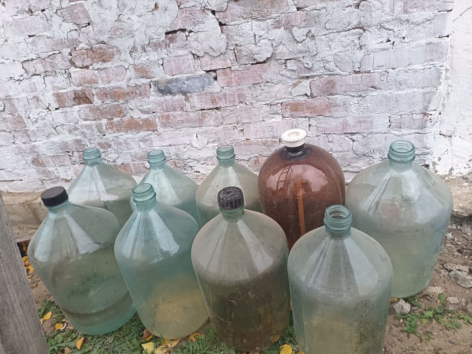 Продам бутылки 20л